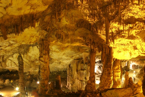 Tokat'taki önemli turistik yerlerden biri Pazar ilçesi yakınlarındaki Ballıca mağarasıdır. 680 metre uzunluğunda, +19 -75 metre ve olmak üzere toplam 94 metre yüksekliğindedir. Mağara yarı yatay, yarı dikey olarak birbirine bağlı beş kat ve sekiz büyük salondan oluşmakla birlikte bazı bölümlerinde oluşumlar hala devam etmektedir.Yaz kış ortalama 18 derece sıcaklığın hüküm sürdüğü Ballıca Mağarasının en önemli karakteristik özelliği, Türkiye'de hiçbir mağarada bulunmayan soğan sarkıtlarından meydana gelmesidir. Mağaranın değişik yerlerinde koloniler halinde yaşayan 